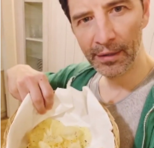 Ο Σάκης Ρουβάς φτιάχνει πατατάκια στο σπίτι και τρελαίνει τα παιδιά του! Βίντεο