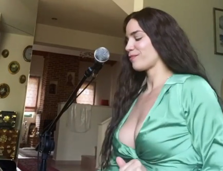 Κατερίνα Στικούδη: Η πληρωμένη απάντηση σε αυτούς που την κατηγορούν ότι τραγουδά με… λίγα ρούχα! ΒΙΝΤΕΟ