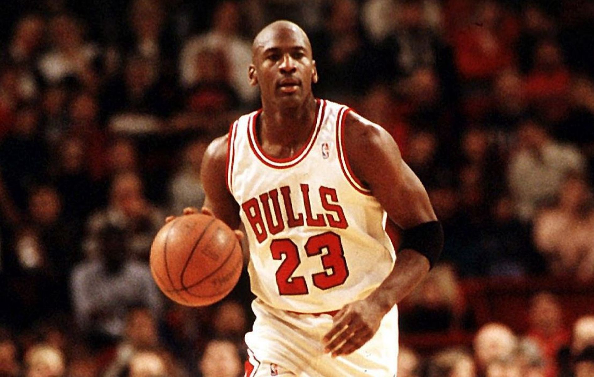 Στο «σφυρί» τα παπούτσια που φορούσε ο Michael Jordan το 1985 – Φέρουν την υπογραφή του