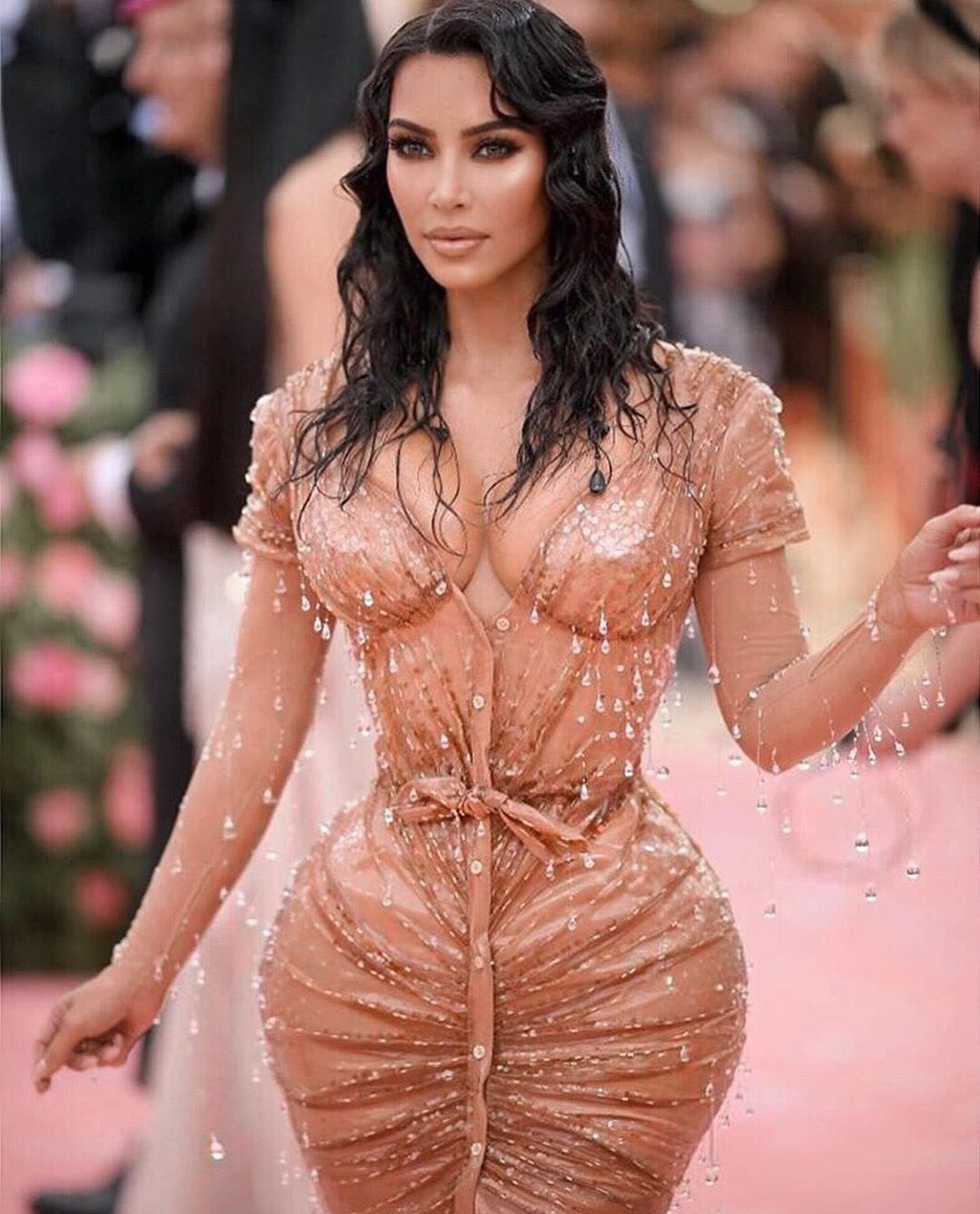 Θυμάσαι αυτό το φόρεμα της Kim Kardashian από το Met Gala; Μπορείς να το κάνεις στα… νύχια σου!