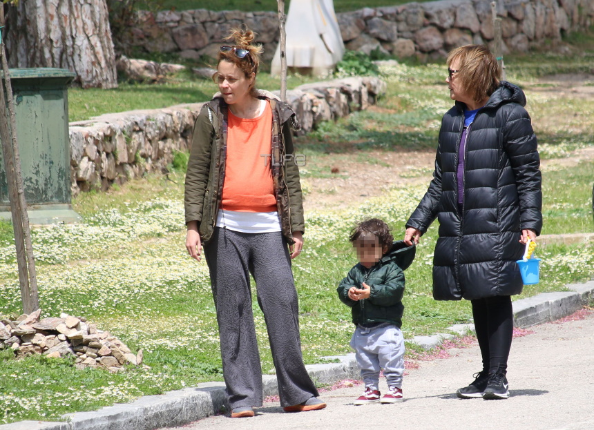 Λένα Παπαληγούρα: Οι βόλτες με την μητέρα της και τον γιο της, λίγο πριν έρθει στον κόσμο το μωράκι της! [pics]
