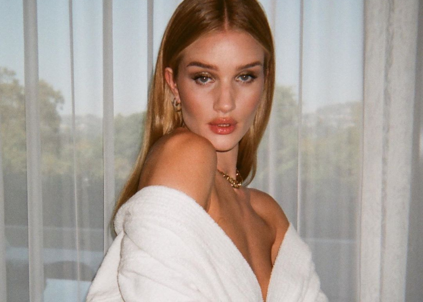 H Rosie Huntington βρήκε το στιλάτο top που πάει με όλα!