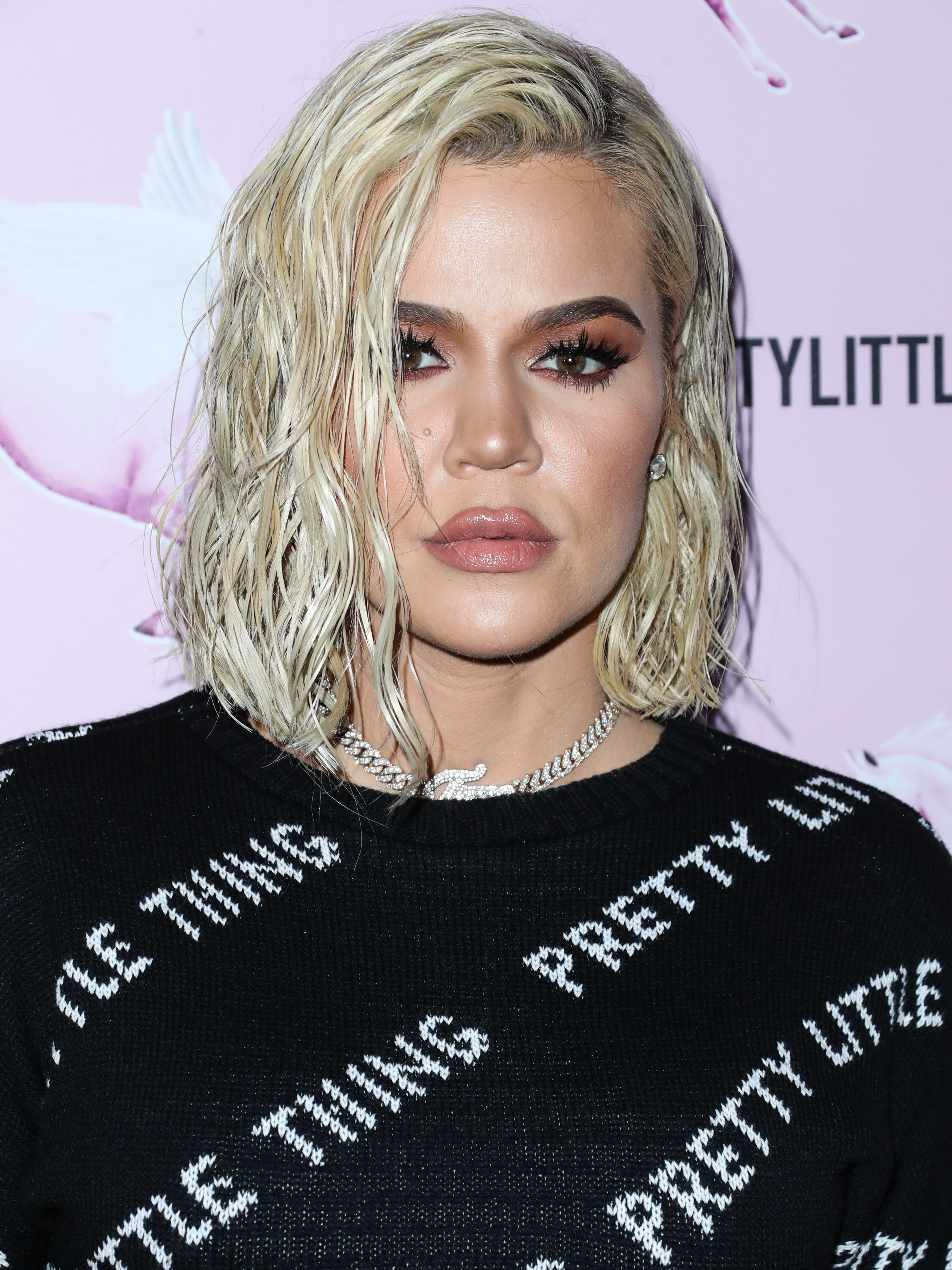 Η Khloe Kardashian είναι αγνώριστη με τα νέα της bronde μαλλιά!