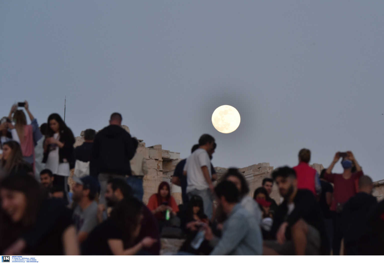 Δεύτερο βράδυ έντασης στην Αγία Παρασκευή – Γέμισαν και άλλες πλατείες από το Αιγάλεω ως το Παγκράτι και την Ακρόπολη (video, pics)