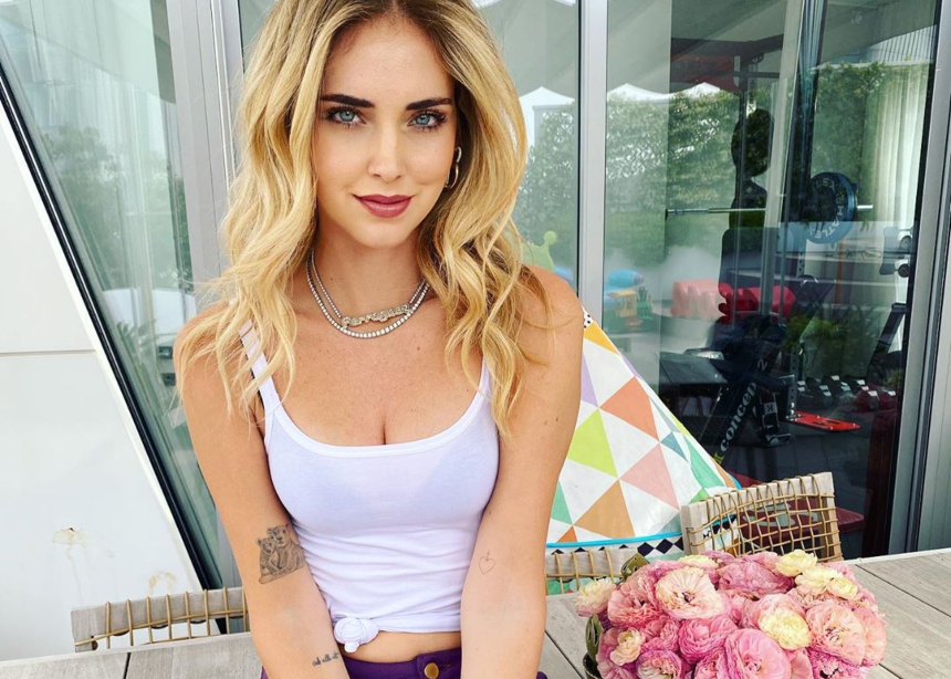 H Chiara Ferragni μας δείχνει το τέλειο top για τώρα!