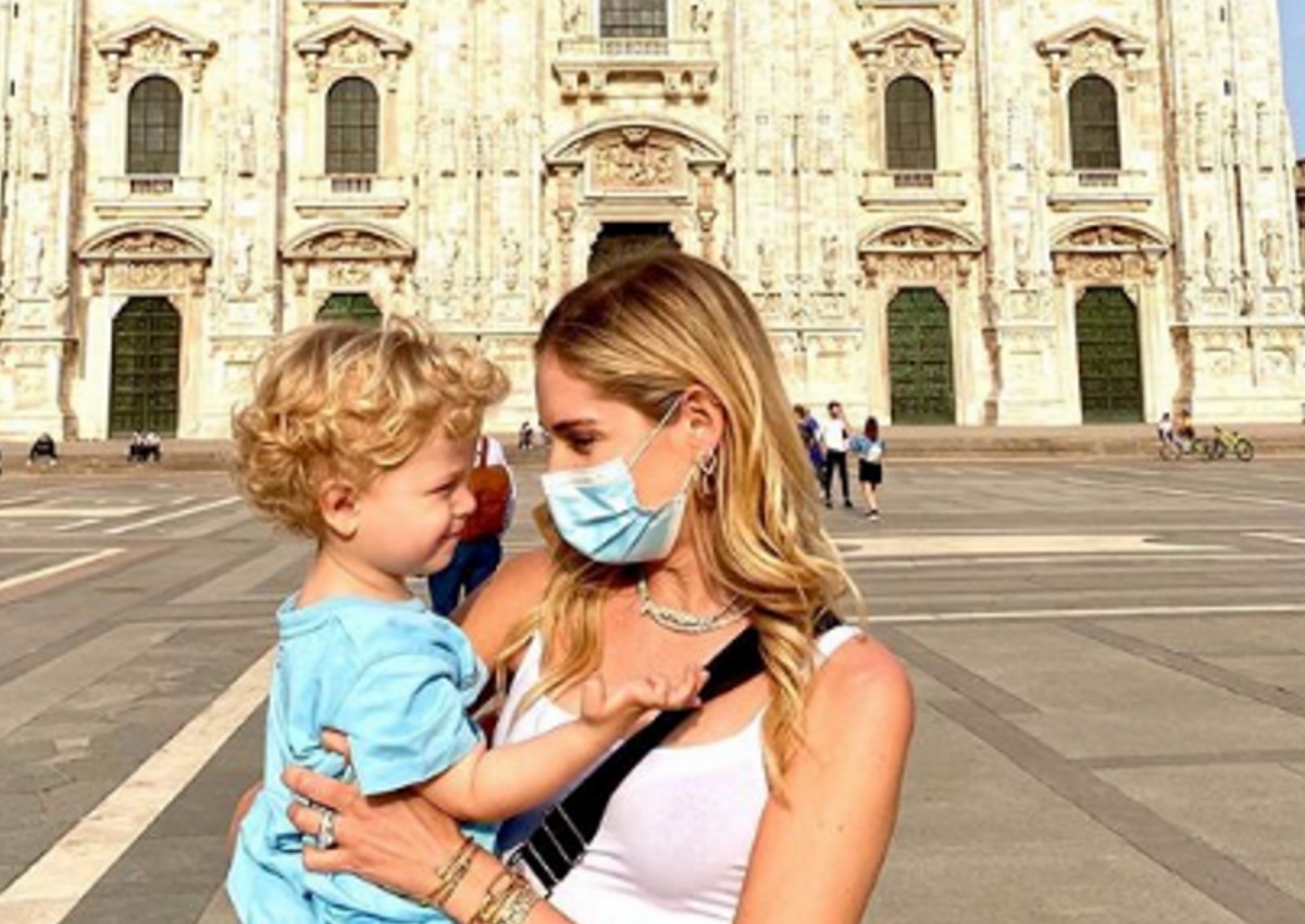 Chiara Ferragni: Η πρώτη βόλτα με τον γιο της στο Duomo μετά την καραντίνα στην Ιταλία! [pics]