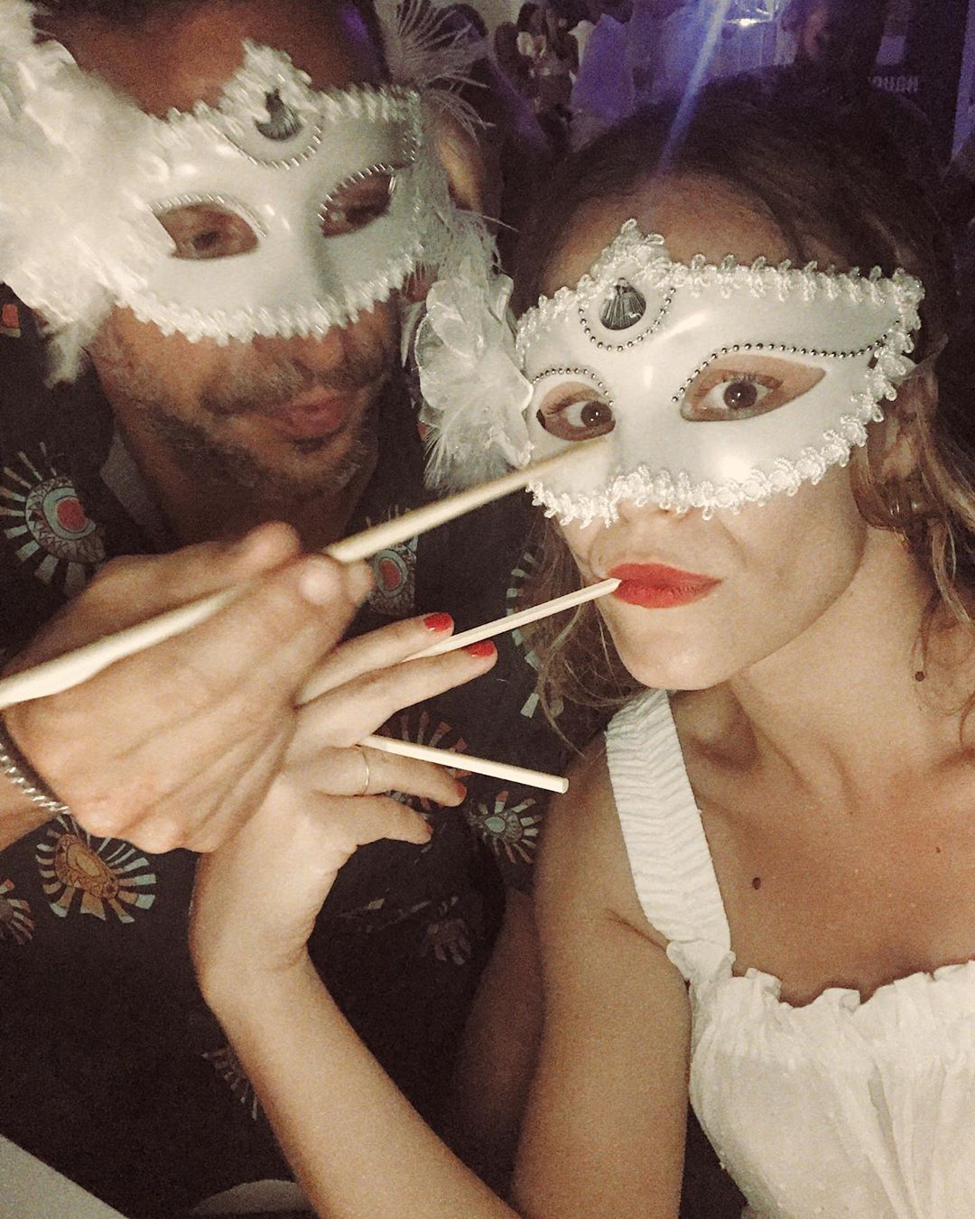 Η σύζυγος του Έλληνα ηθοποιού σχολιάζει τις…μάσκες που μπήκαν στη ζωής μας! [pics]