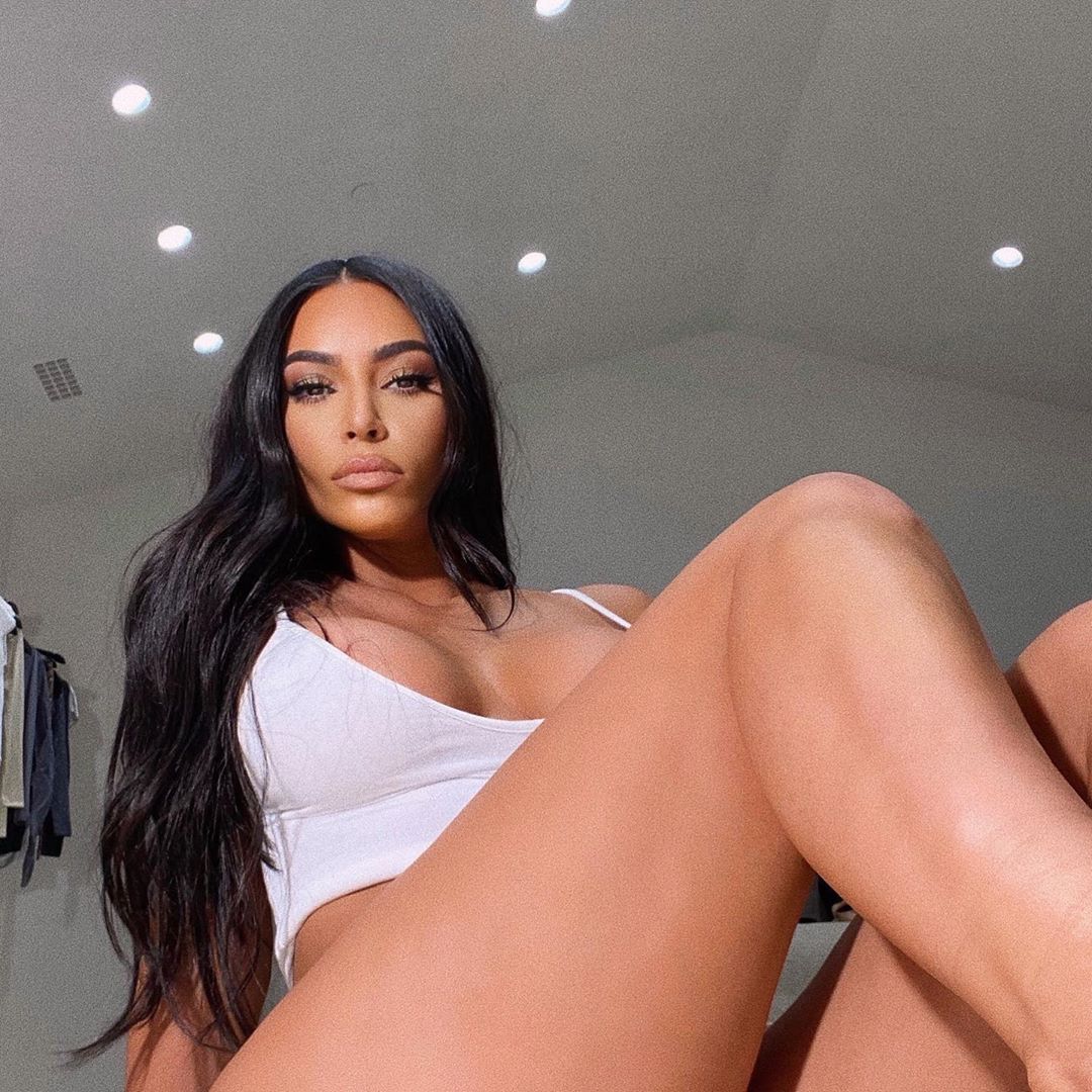 Kim Kardashian: Ποζάρει topless και… “ρίχνει” το instagram! [pics]