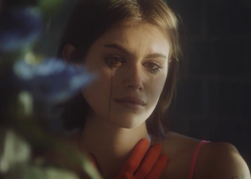 H Kaia Gerber πρωταγωνιστεί σε video clip που σκηνοθέτησε η Cara Delevingne