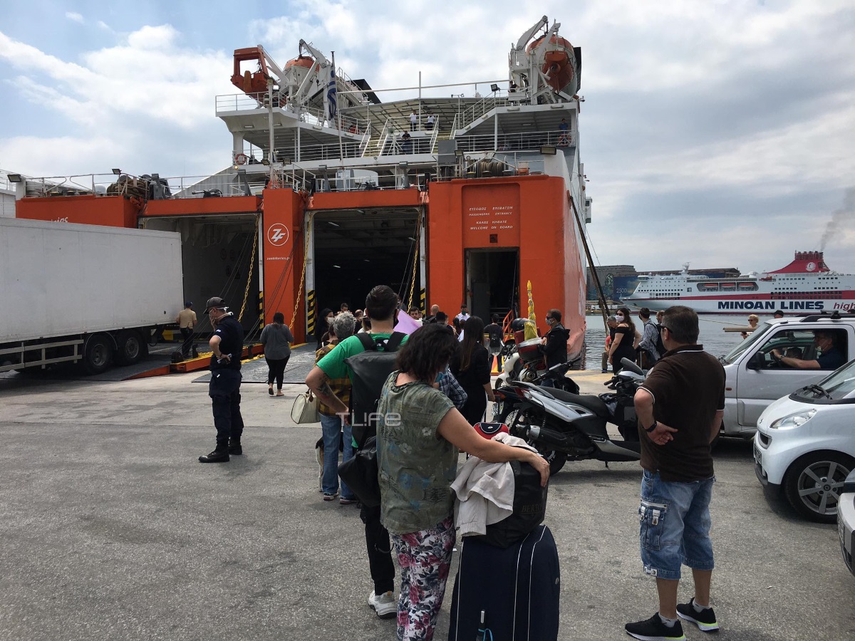 Ουρές και αυστηροί έλεγχοι στα λιμάνια την πρώτη ημέρα ελεύθερης μετακίνησης στα νησιά – Φωτορεπορτάζ