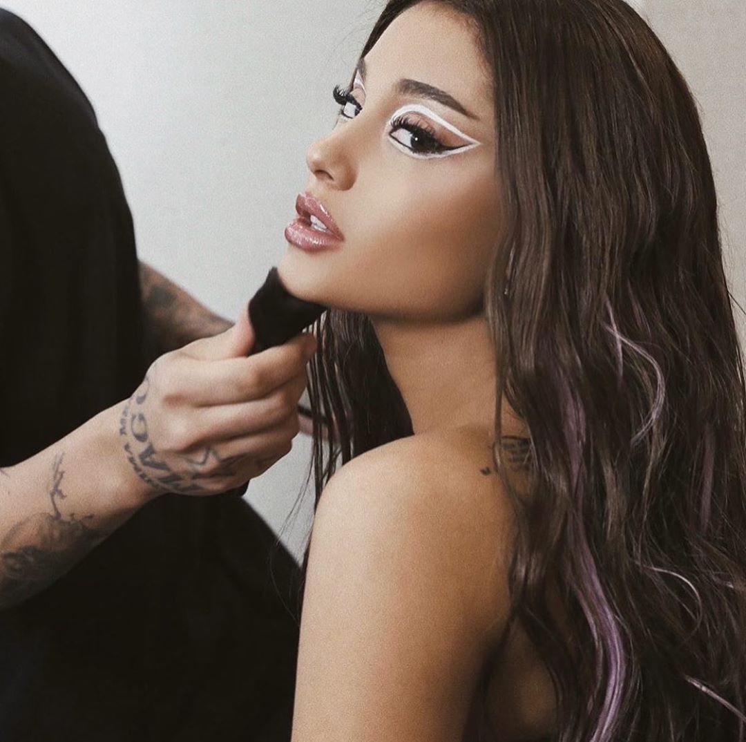 Η Ariana Grande μας δείχνει πώς θα πετύχουμε αυτό το eyeliner από το νέο video clip με την Lady Gaga!