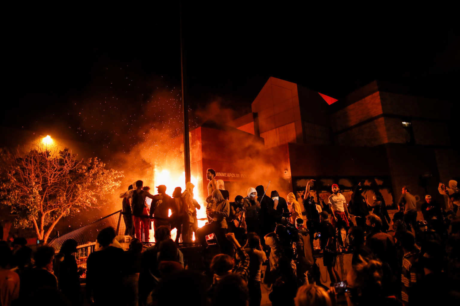 Μινεάπολη: Νύχτες οργής! Νέες συγκρούσεις για την δολοφονία του George Floyd – Φωτιά σε αστυνομικό τμήμα