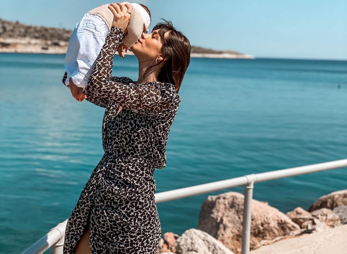 Νίκη Θωμοπούλου: Η τρυφερή αγκαλιά με την 2 μηνών κόρη της! [pic]