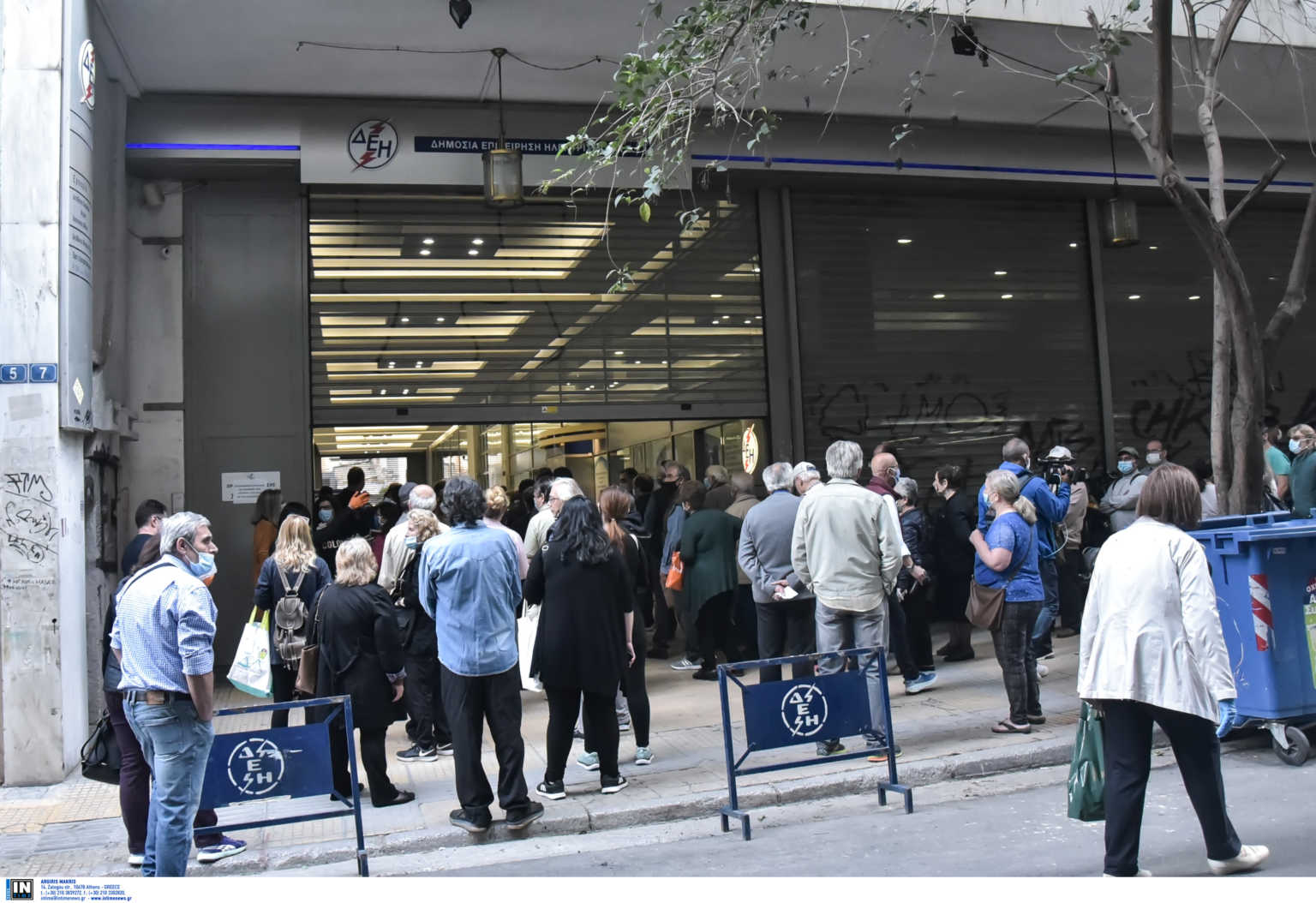 Χαμός από κόσμο στα κεντρικά της ΔΕΗ – Συνωστισμός και αποστάσεις… αντίο [video]