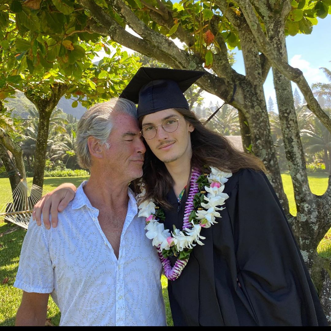 Περήφανος μπαμπάς ο Pierce Brosnan! H τελετή αποφοίτησης δεν έγινε λόγω covid, αλλά εκείνος το γιόρτασε! [pics]