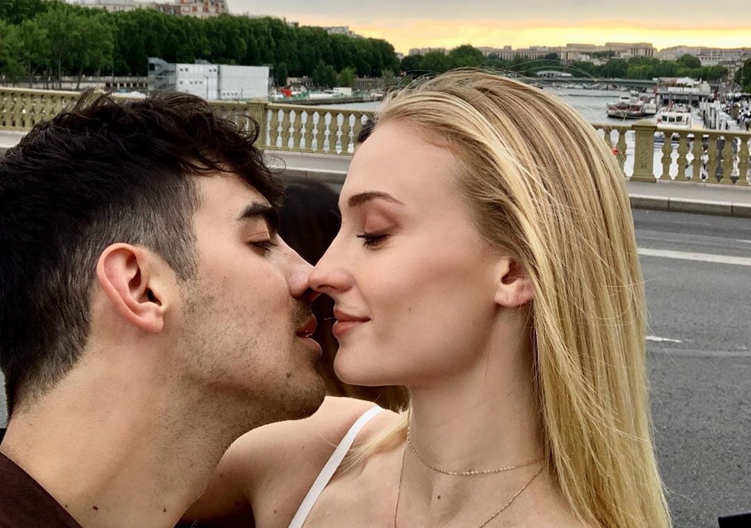 Sophie Turner: Οι πρώτες φωτογραφίες της πρωταγωνίστριας του Game Of Thrones με φουσκωμένη κοιλιά!