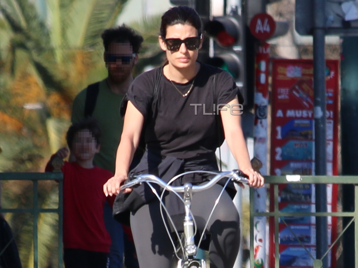 Τόνια Σωτηροπούλου: Ποδηλατάδα στο ανοιξιάτικο κέντρο της Αθήνας! [pics]