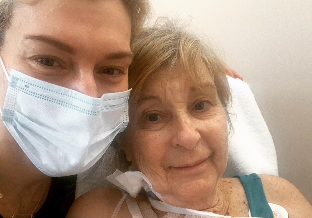Ζέτα Δούκα: Eυτυχισμένη που σώθηκε η μητέρα της μετά από ένα δύσκολο χειρουργείο
