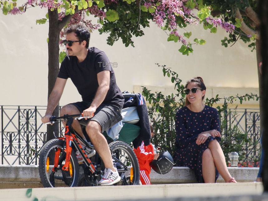 Κατερίνα Παπουτσάκη – Παναγιώτης Πιλαφάς: Ποδηλατάδα στην γειτονιά τους με τον γιο τους, Κίμωνα! [pics]