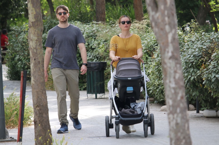 Μάρκος Κατσίμης: Οι βόλτες του γιου της Έλλης Στάη με τη σύζυγό του και τον γιο τους! Φωτογραφίες