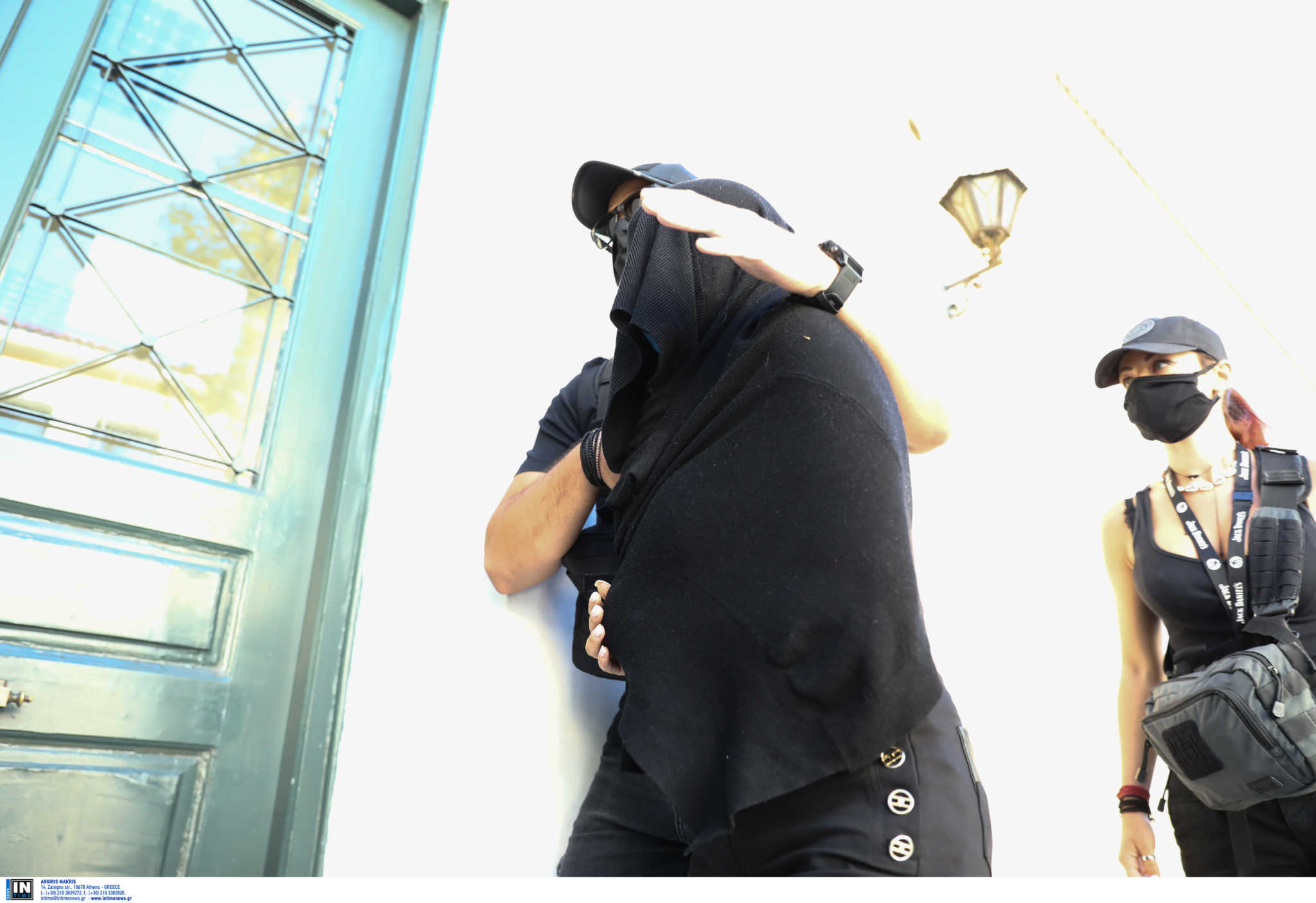 Στα μαύρα ντυμένη η 35χρονη στην Ευελπίδων – Έκλεψε τα βλέμματα η αστυνομικός που την συνόδευε