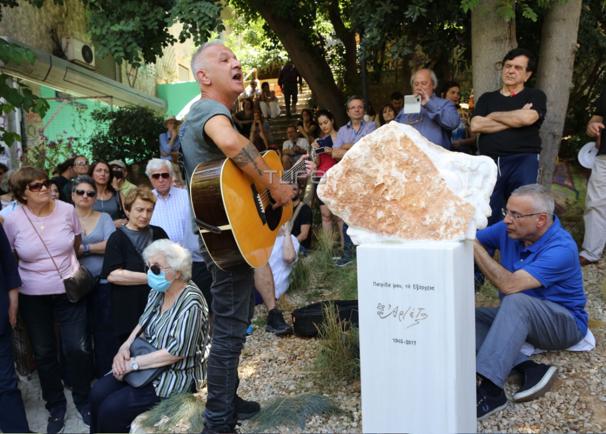 Αρλέτα: Σε κλίμα συγκίνησης τα αποκαλυπτήρια του γλυπτού έξω από το πατρικό της στα Εξάρχεια! [pics]