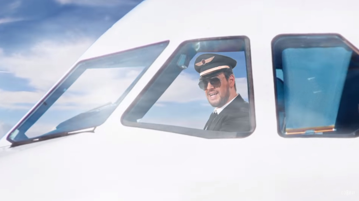 Πάνος Κιάμος: Γίνεται… πιλότος στο video clip του νέου του single, «Δύο μέτρα ουρανός»!