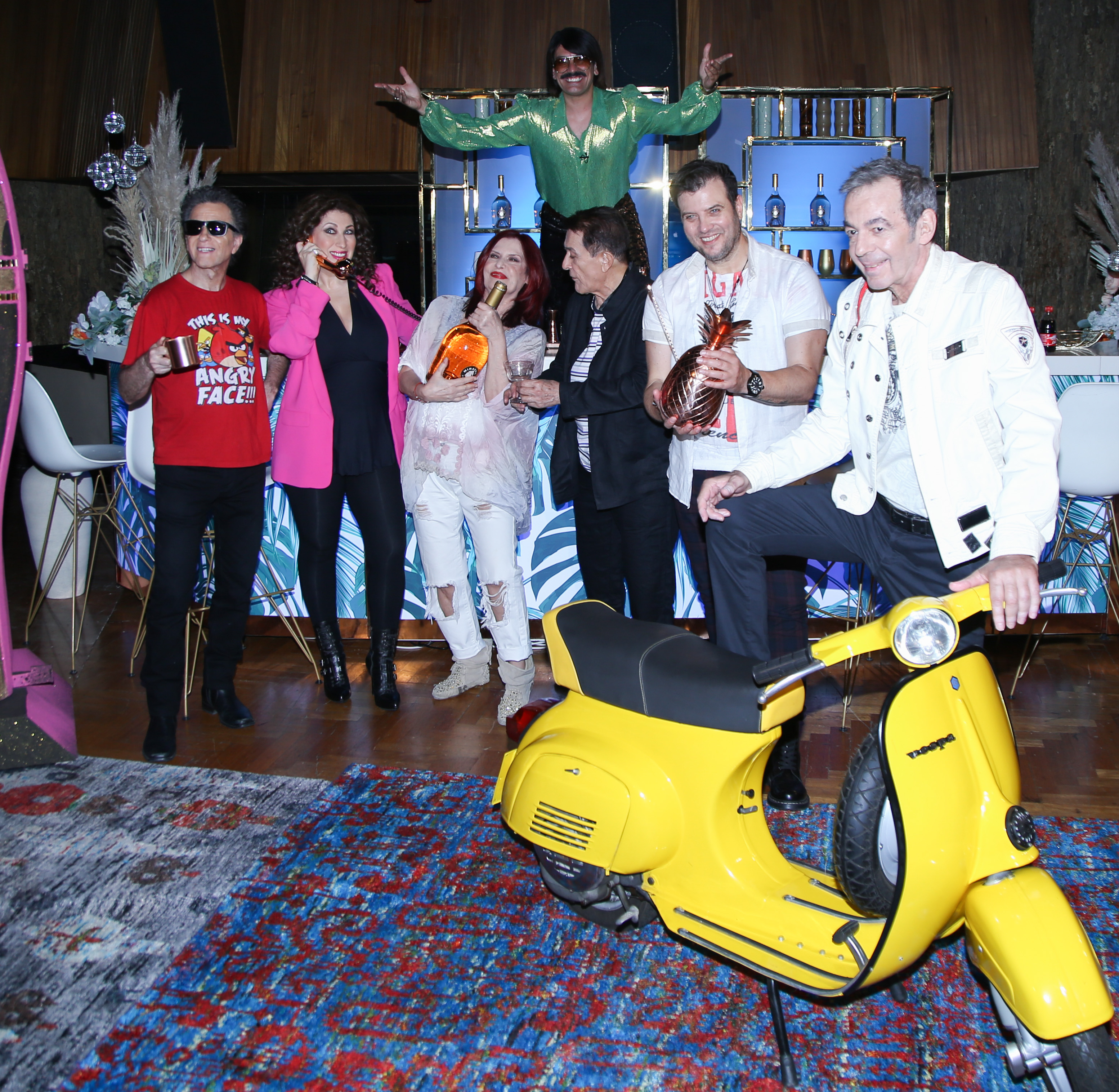 O Τόνι Σφήνος και η παρέα του έρχονται την Παρασκευή στο Mega!