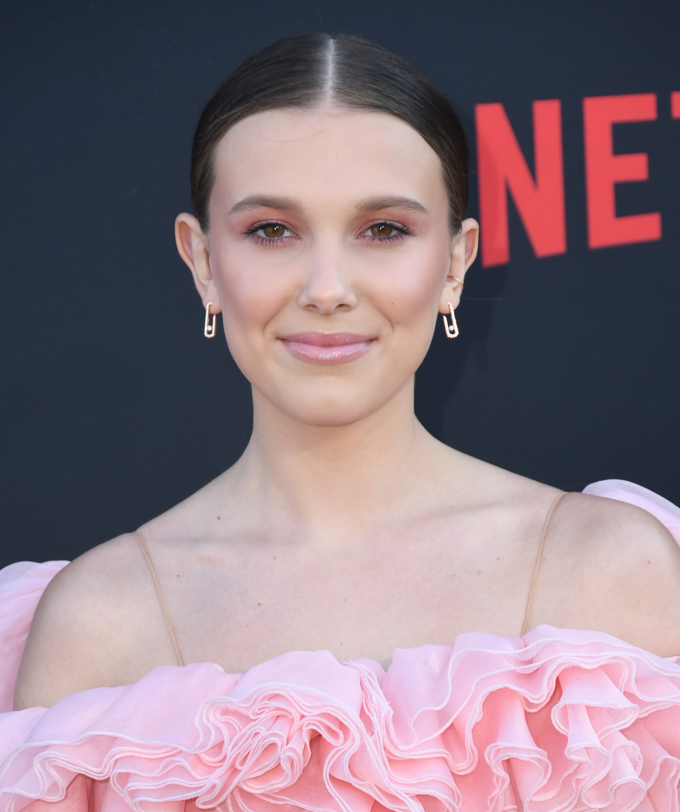 Η Millie Bobby Brown έχει μαλλιά που φτάνουν πιο κάτω από τη μέση!