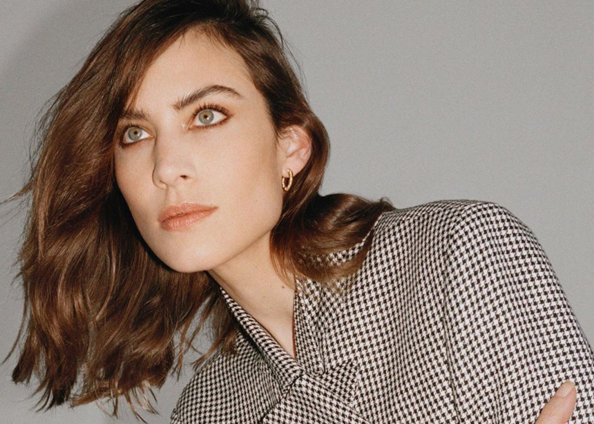 H Alexa Chung έχει βρει εδώ και χρόνια ποιο είναι το αγαπημένο της print στα φορέματα!