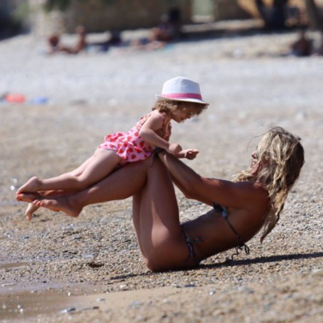 Κατερίνα Λάσπα: Παιχνίδια με την μικρή της κόρη στη θάλασσα! Φωτογραφίες