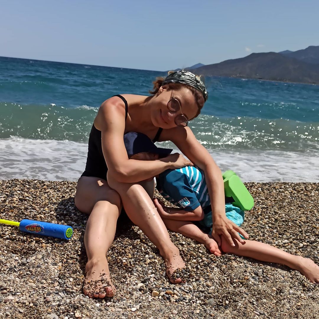 Ευδοκία Ρουμελιώτη: Οι βουτιές με τον γιο της, στην πισίνα! [pics]
