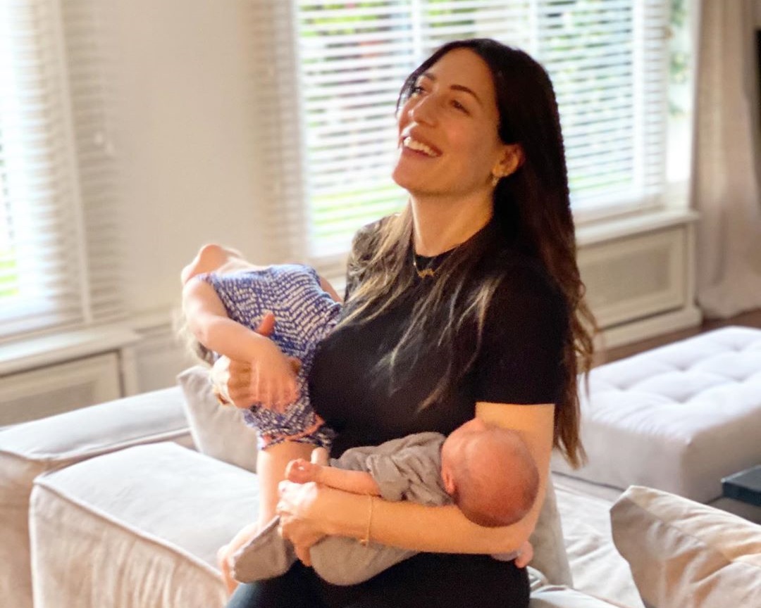 Φλορίντα Πετρουτσέλι: Ξεκίνησε τις πρώτες βόλτες με τον νεογέννητο γιο της! Φωτογραφία