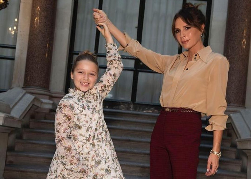 Δες τι έκλεψε η Harper Beckham από την ντουλάπα της μαμάς της!