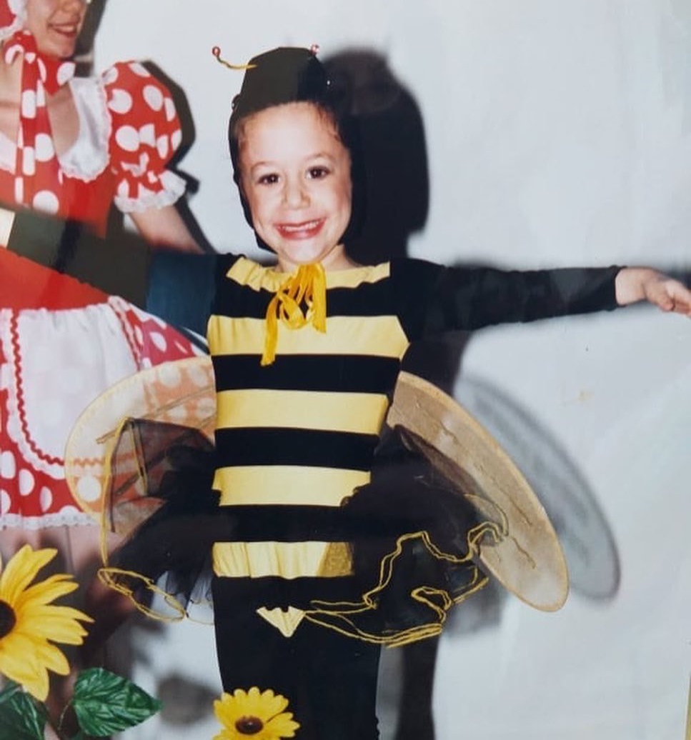 Άγριες Μέλισσες: Πρωταγωνίστρια της σειράς όταν ήταν μικρή είχε ντυθεί… μελισσούλα! Την αναγνωρίζεις;