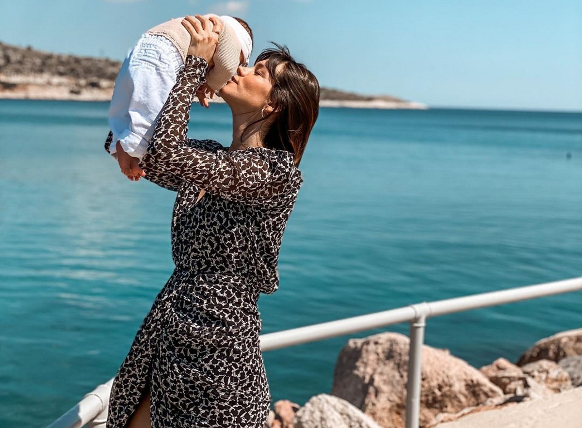 Νίκη Θωμοπούλου: Ο πρωτότυπος τρόπος που κοιμίζει την κόρη της στην παραλία [video]