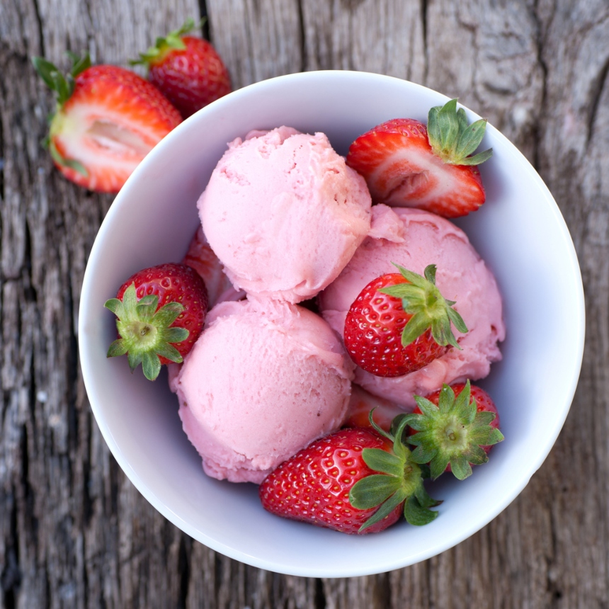 Συνταγή για σπιτικό παγωτό φράουλα με 5 υλικά
