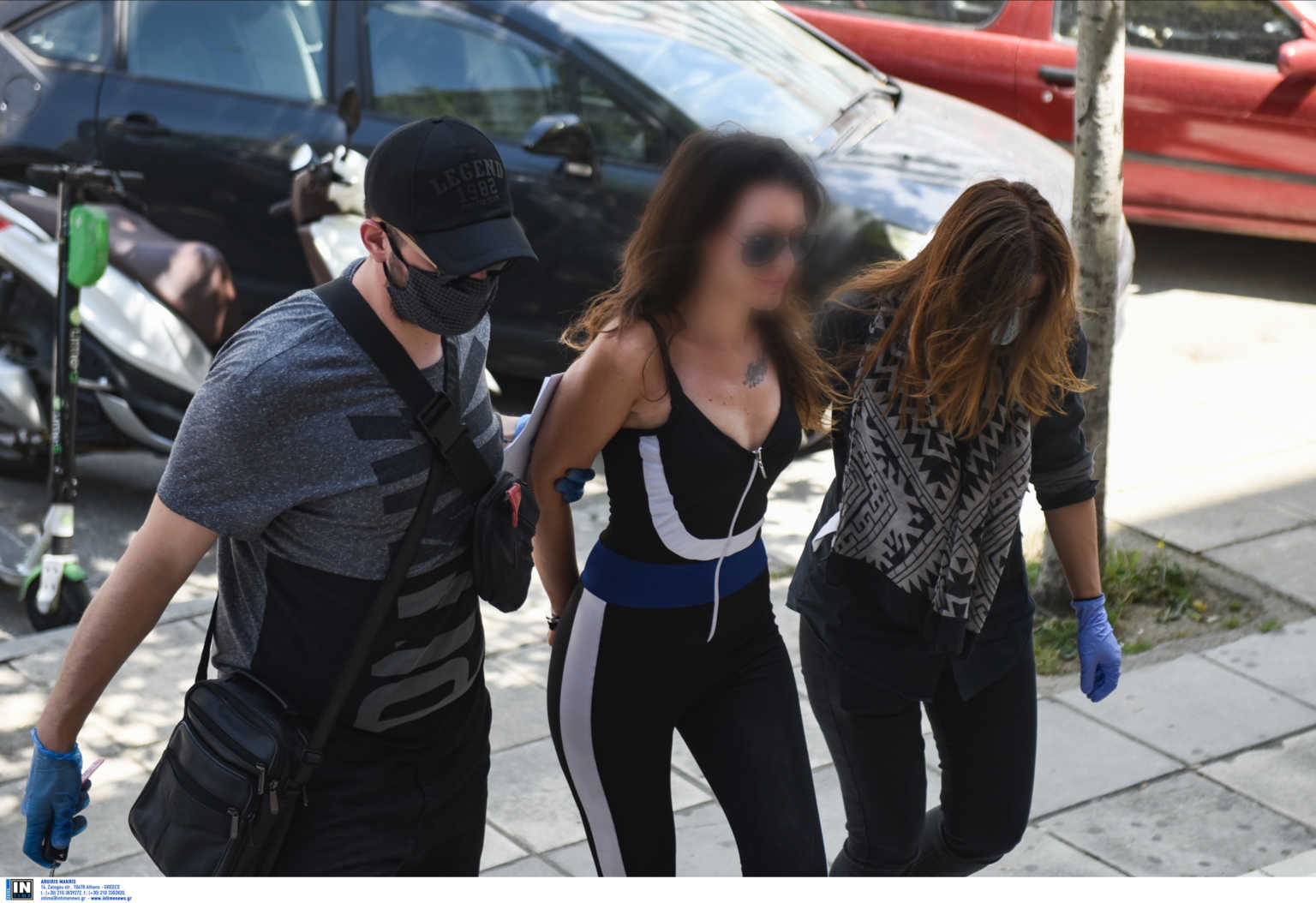 Με κολάν παρουσιάστηκε στα δικαστήρια η “παρουσιάστρια” που έριξε νερό στο Νίκο Χαρδαλιά! Φωτογραφίες