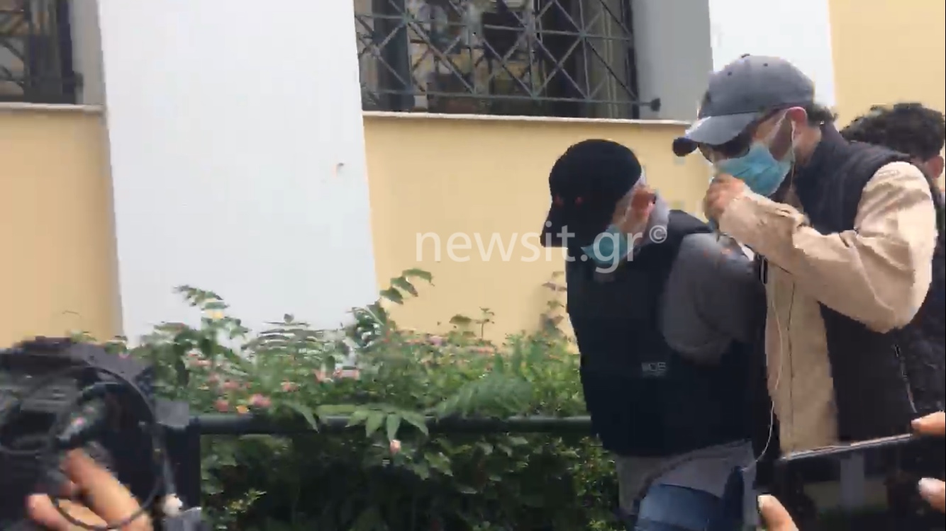 Ψευτογιατρός: Με καπελάκι τζόκεϊ και αλεξίσφαιρο στα δικαστήρια [pics, video]
