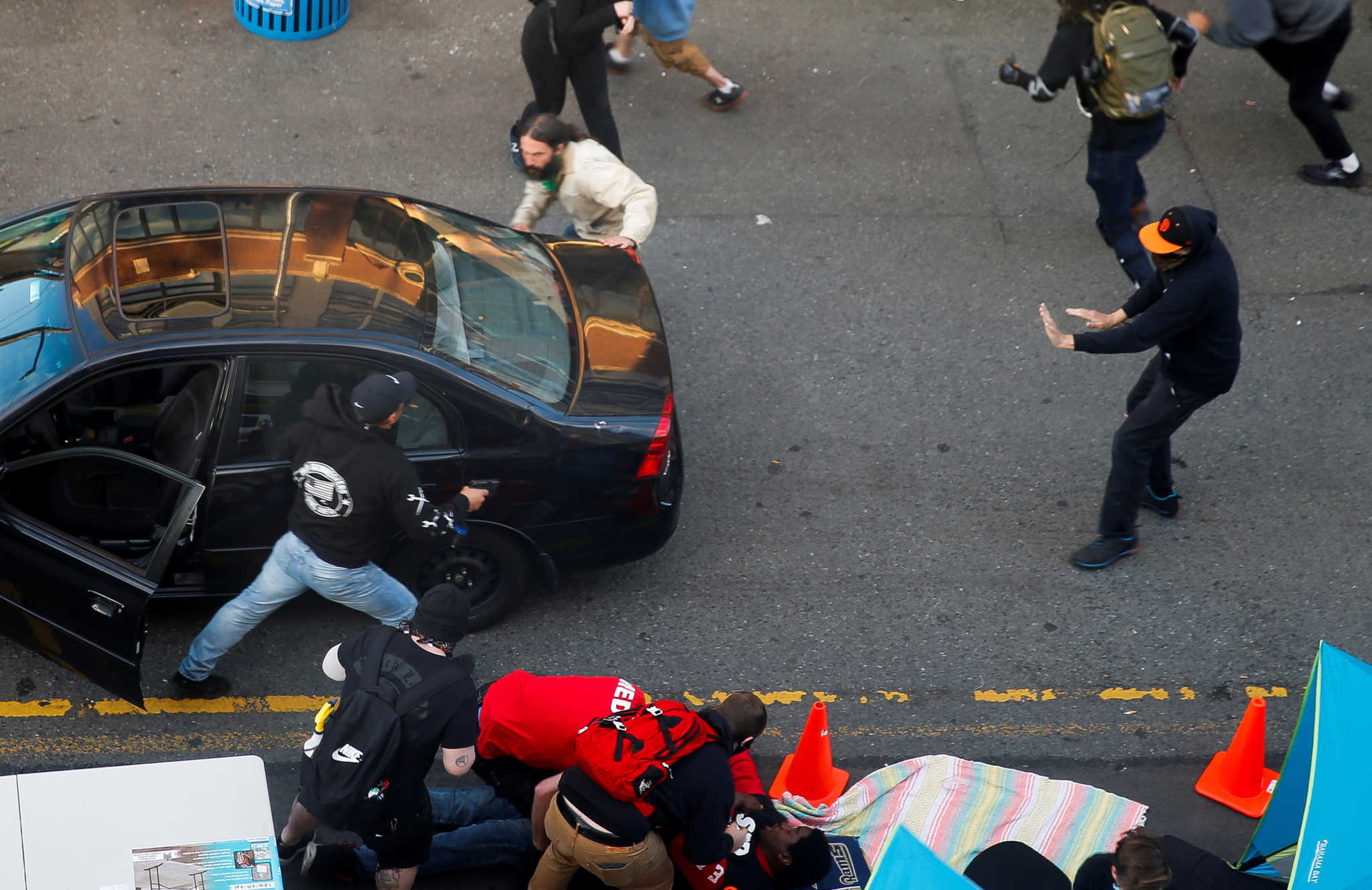 Τρόμος στο Σιάτλ: Οδηγός έπεσε με το αυτοκίνητο πάνω σε πλήθος κι έβγαλε πιστόλι