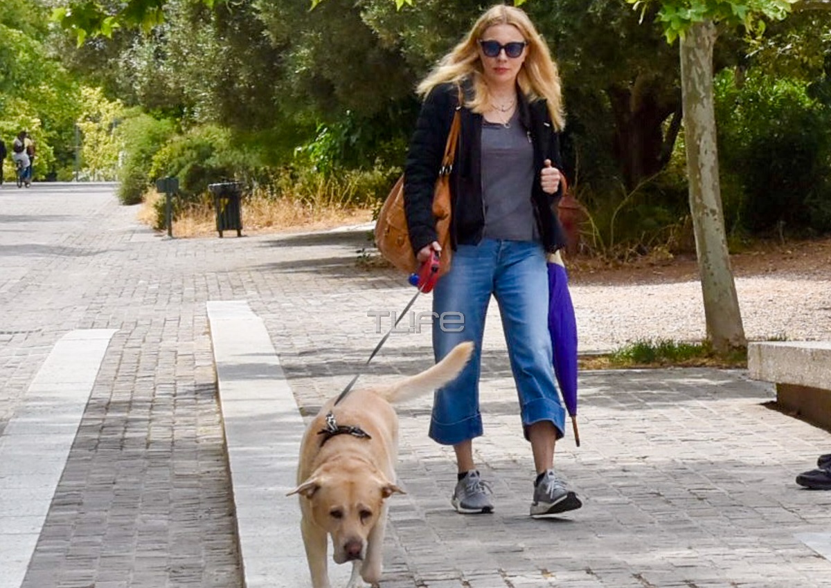 Σμαράγδα Καρύδη: Βόλτα με τον αγαπημένο της σκύλο, Γιάννη, κάτω από την Ακρόπολη! [pics]