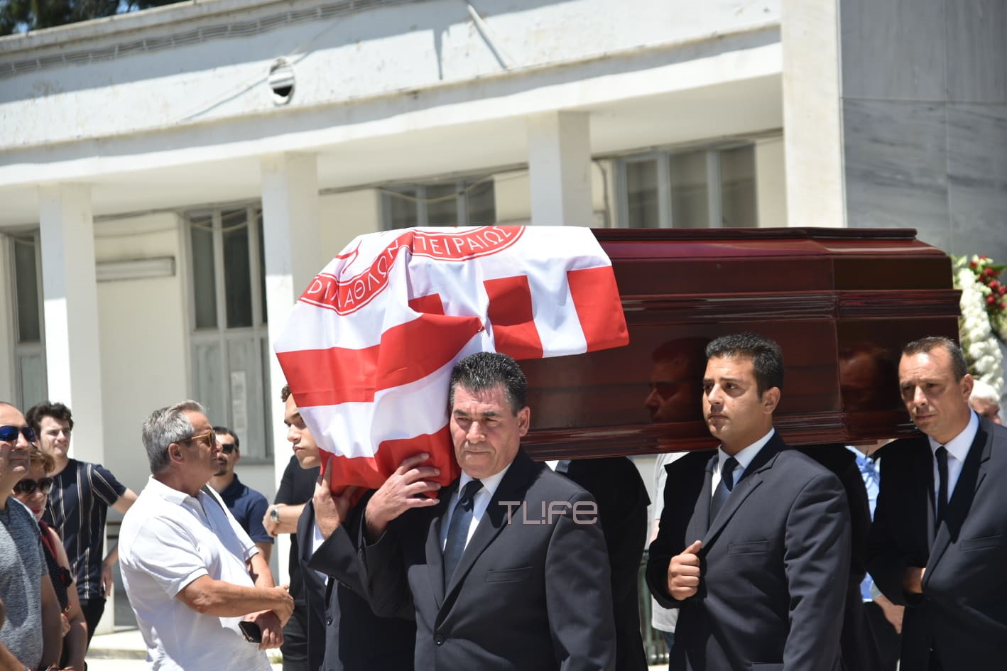 Νίκος Αλέφαντος: Το τελευταίο χειροκρότημα! Συγκίνηση στην κηδεία του στο Α’ Νεκροταφείο