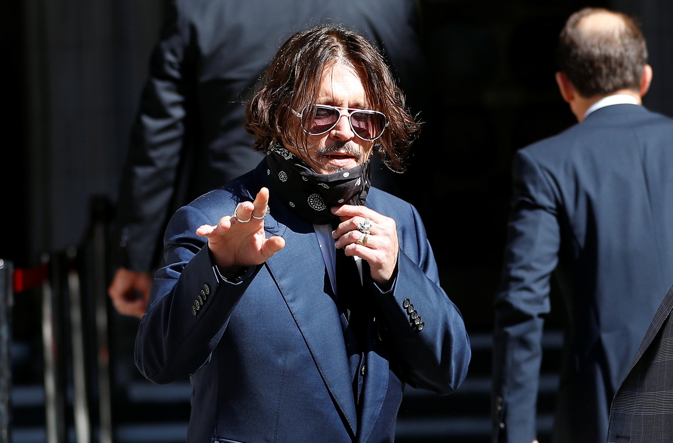 Johnny Depp: Με μάσκα στο δικαστήριο! Η Heard έφθασε με την σύντροφό της! Φωτογραφίες
