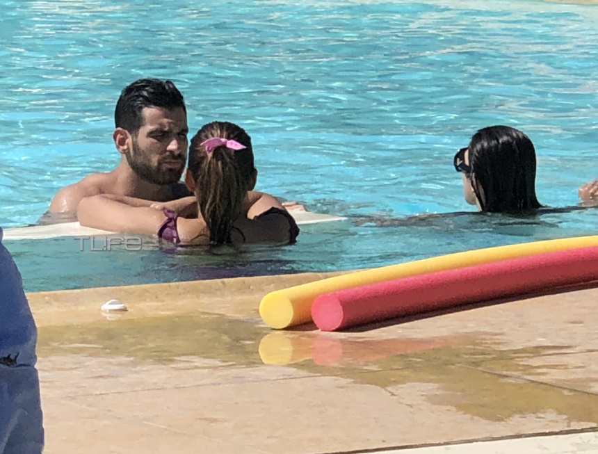 Η Ελένη Χατζίδου και ο Ετεοκλής Παύλου είναι full in love! Βουτιές και παιχνίδια σε πισίνα στην Ανάβυσσο [pics]