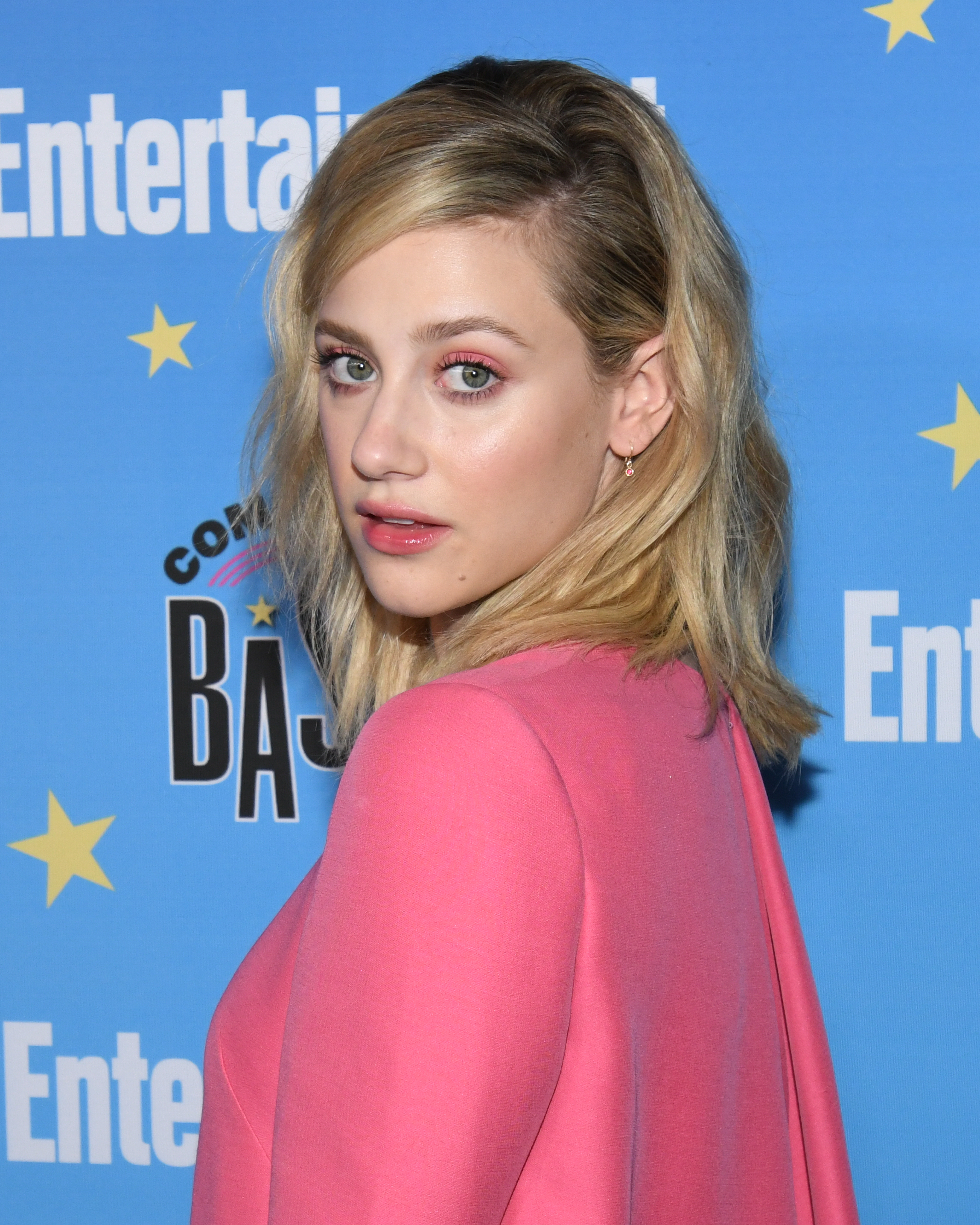 Lili Reinhart: “Στο lockdown έφυγα άρον-άρον και άφησα πίσω μου το 90% των καλλυντικών μου!”