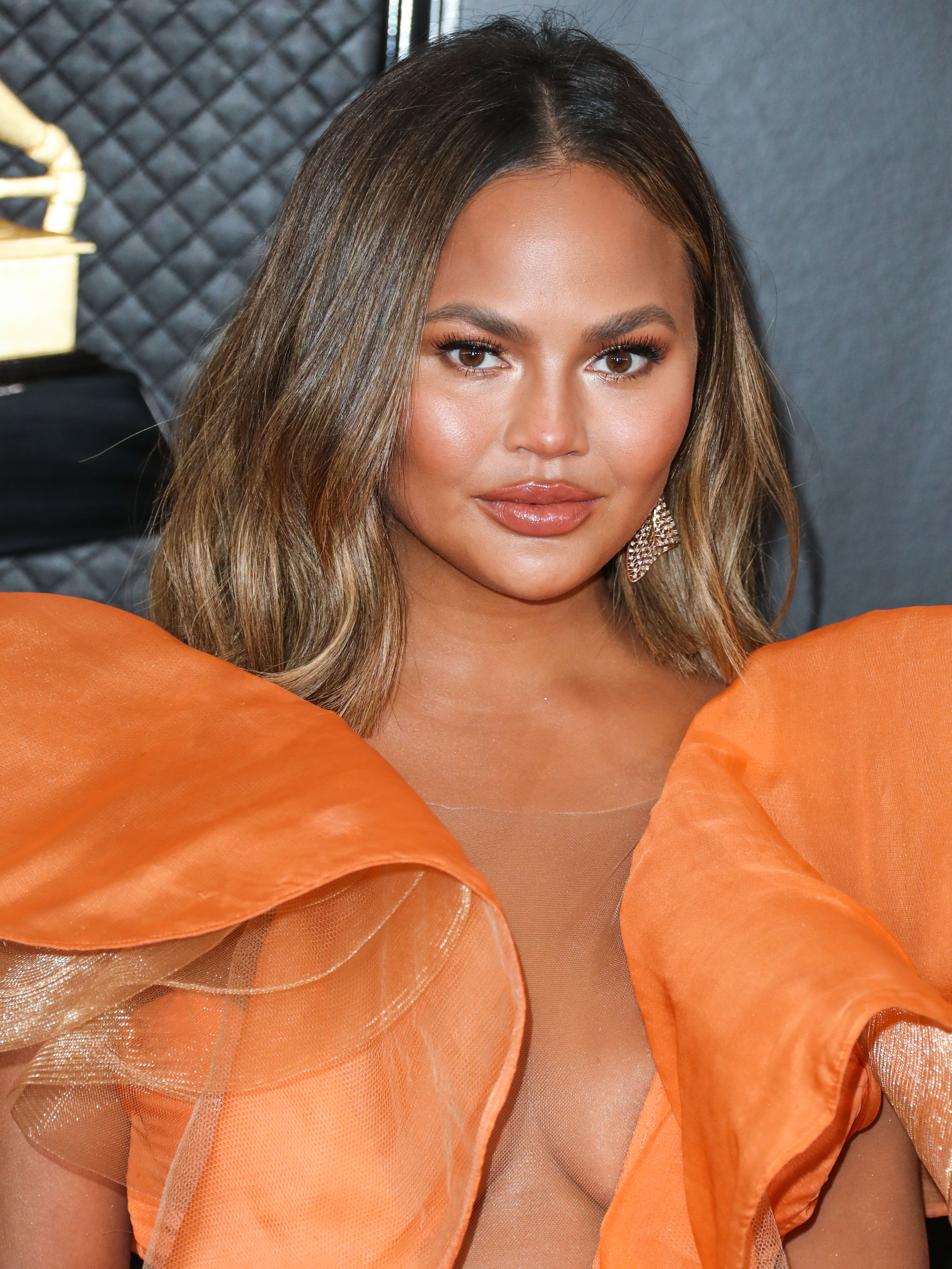 Η Chrissy Teigen μοιράστηκε μαζί μας όλο το skincare routine της!