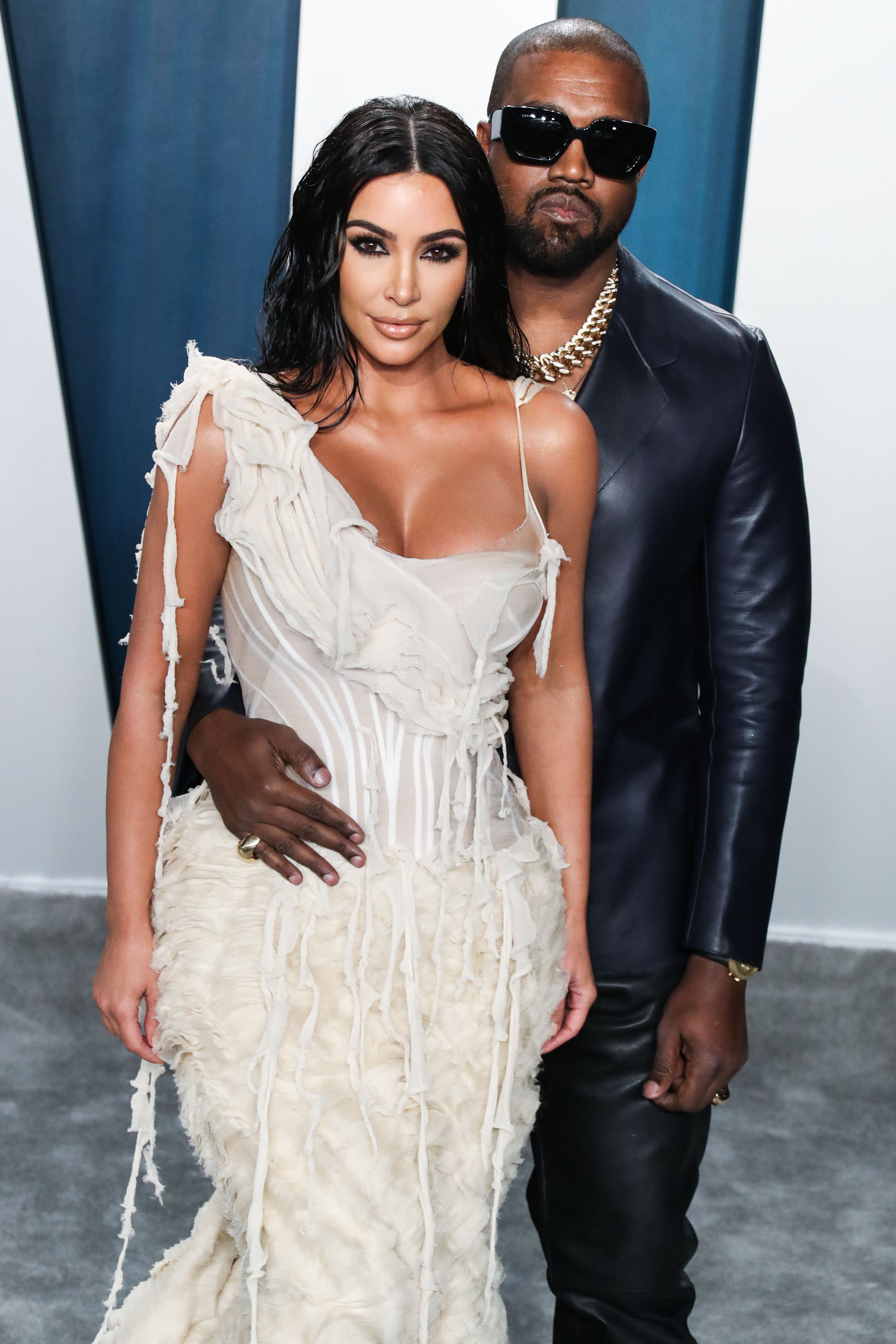 Ο Kanye West ανακοίνωσε ότι η σύζυγός του είναι πλέον δισεκατομμυριούχος μετά την πώληση των KKW Beauty!