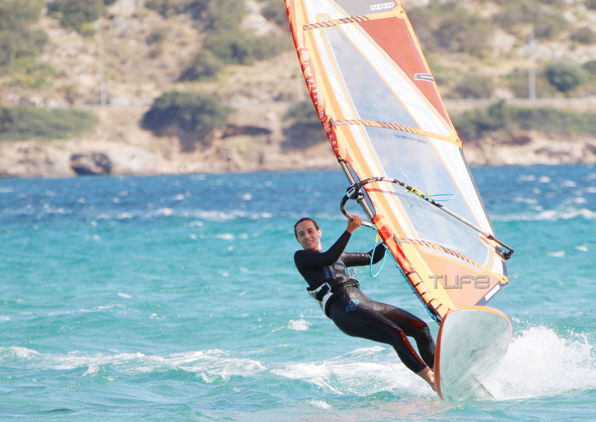 Ελεονώρα Μελέτη: Κάνει surf στην Ανάβυσσο και εντυπωσιάζει με τις επιδόσεις της! [pics]