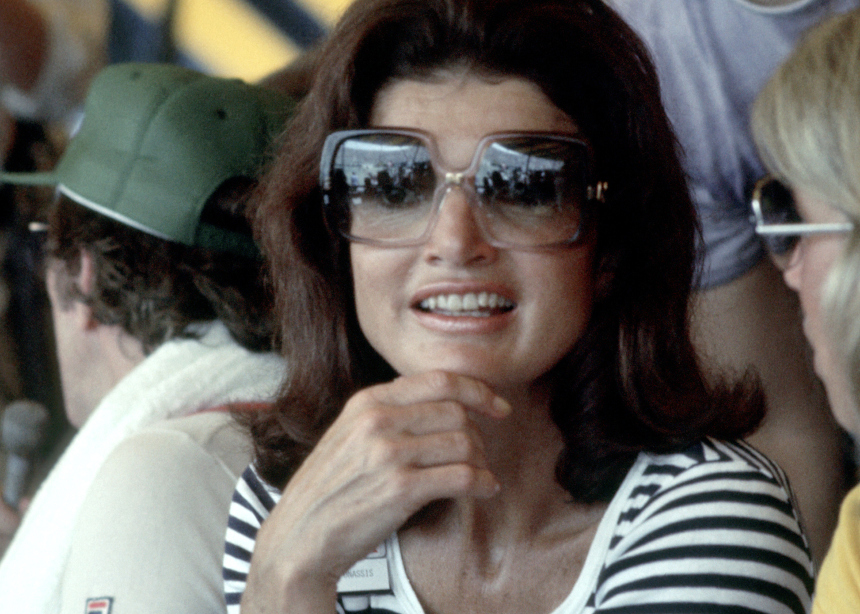 Δες τι φορούσε η Jackie O τον Αύγουστο το 1970! Άνετα το φοράς και φέτος στο νησί