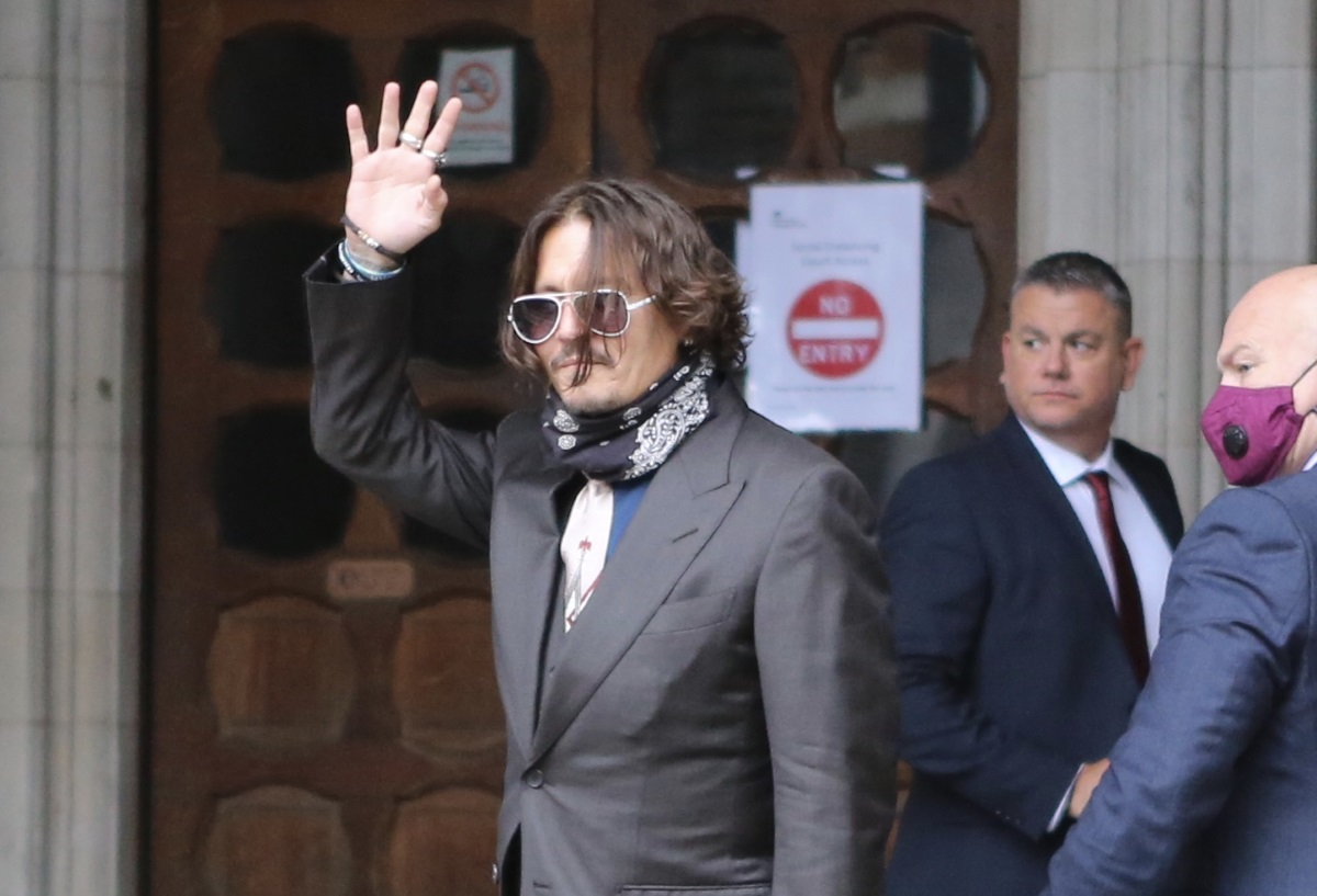 Σοκάρει το βίντεο με τον Johnny Depp να σπάει ένα μπουκάλι κρασί – «Θέλεις να δεις τι θα πει τρέλα; Θα σου δείξω»